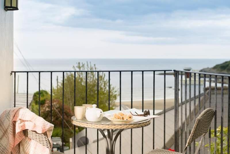Cosy Beachfront Retreat With Stunning Sea Views & Free Access To A Local Indoor Pool Talland Exterior foto