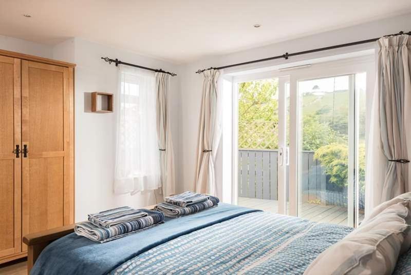 Cosy Beachfront Retreat With Stunning Sea Views & Free Access To A Local Indoor Pool Talland Exterior foto