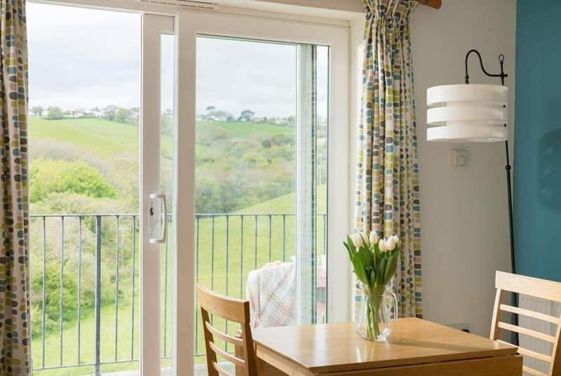 Cosy Beachfront Retreat With Stunning Sea Views & Free Access To A Local Indoor Pool Talland Exterior foto