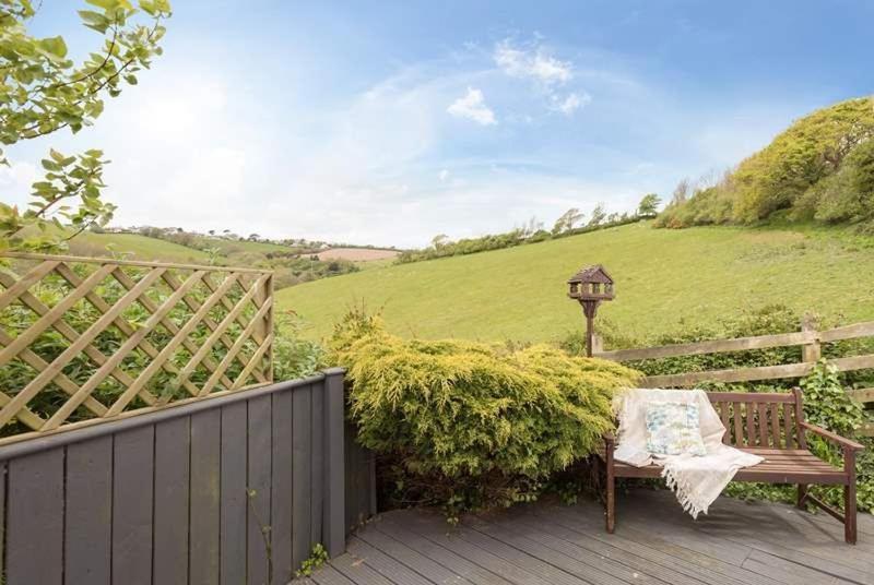 Cosy Beachfront Retreat With Stunning Sea Views & Free Access To A Local Indoor Pool Talland Exterior foto