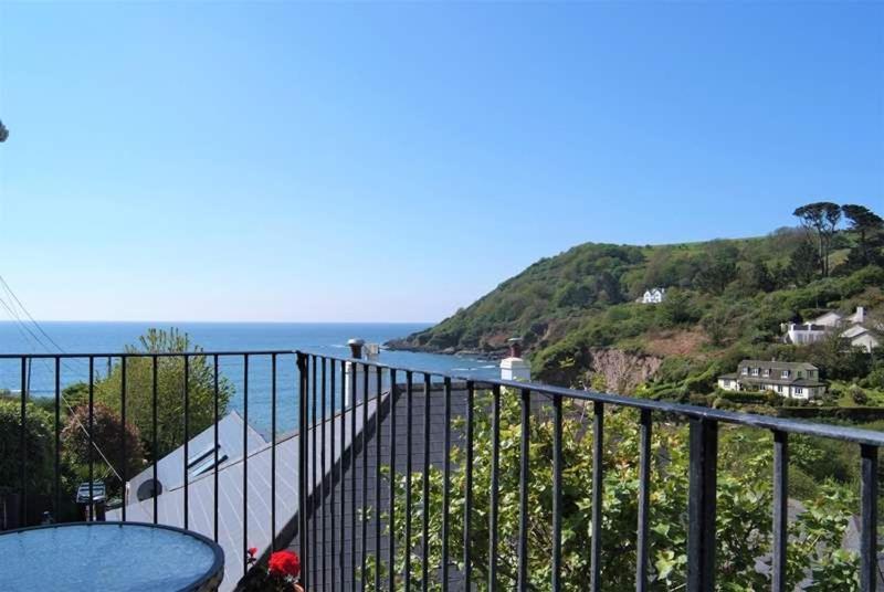 Cosy Beachfront Retreat With Stunning Sea Views & Free Access To A Local Indoor Pool Talland Exterior foto